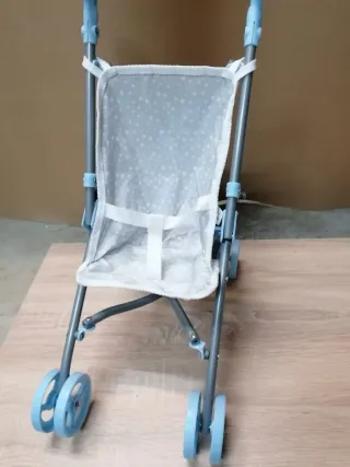 Cochecito de juguete para muñecas. Los 2