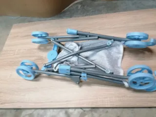 Cochecito de juguete para muñecas. Los 2