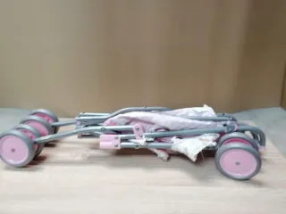 Cochecito de juguete para muñecas. Los 2