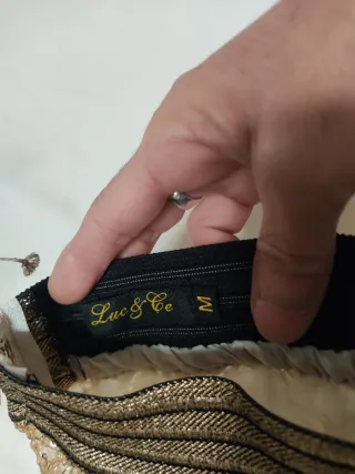 Falda dorada elegante con pedrería