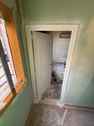 Servicio de pintado y barnizado de puertas