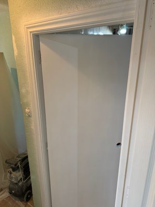 Servicio de pintado y barnizado de puertas