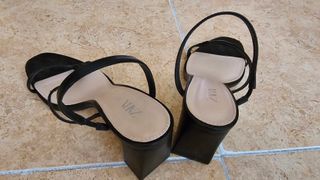 Sandalias de tacón color negro marca Zara