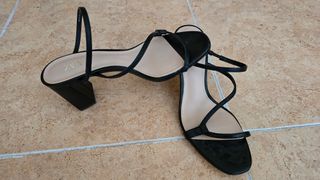 Sandalias de tacón color negro marca Zara