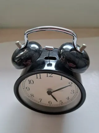 Despertador clásico negro con campanas