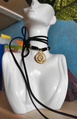 Choker nero con ciondolo a spirale dorato