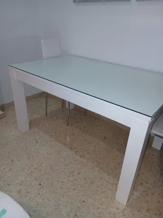 Mesa de comedor blanca con cristal incluido