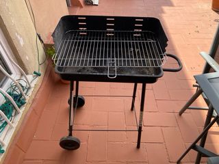 Barbacoa de carbón negra y plateada