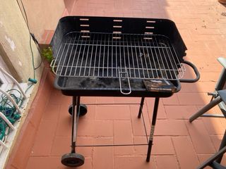 Barbacoa de carbón negra y plateada