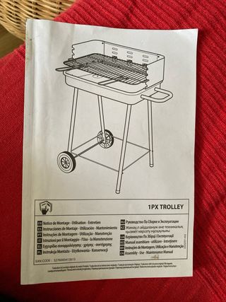 Barbacoa de carbón negra y plateada