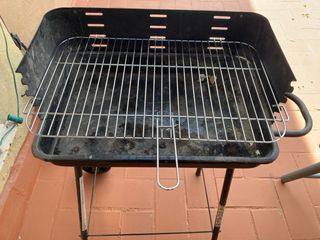 Barbacoa de carbón negra y plateada