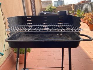 Barbacoa de carbón negra y plateada