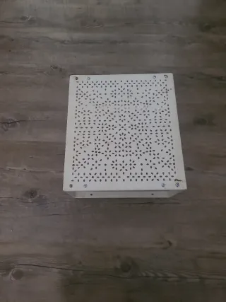 Estantería metálica blanca perforada