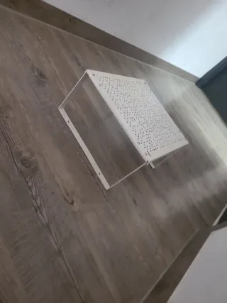 Estantería metálica blanca perforada