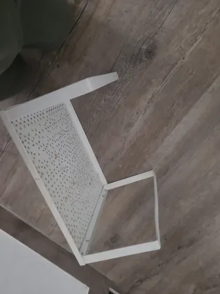 Estantería metálica blanca perforada