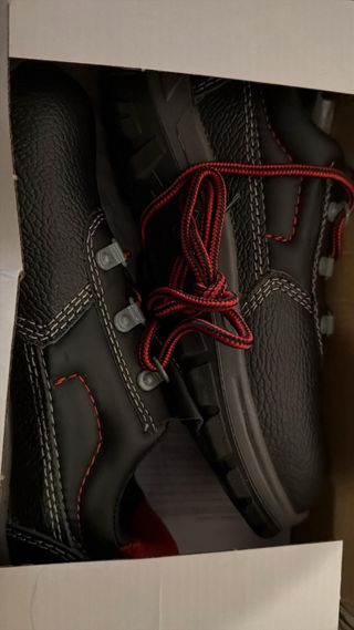 Zapatos de seguridad negros,nuevos,marca bellota.