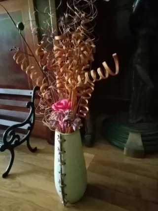 Jarrón de cerámica con flores secas