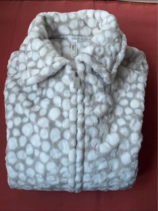 Bata corta estampada gris y blanca