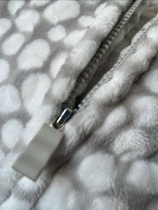 Bata corta estampada gris y blanca