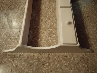 Estantería de madera con cajones