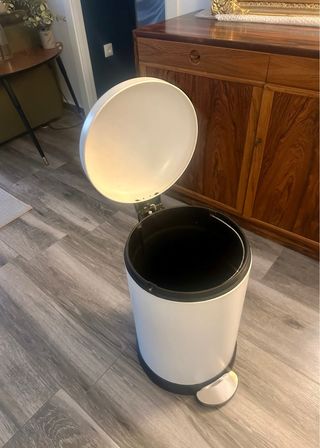 Cubo de basura metálico blanco