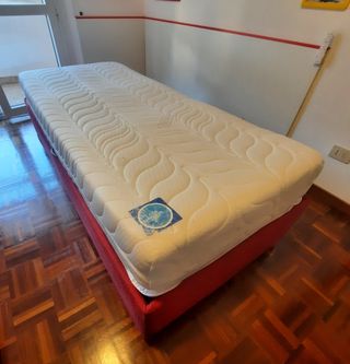 Letto singolo con contenitore rosso