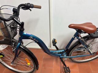 Bicicleta de paseo azul con cesta