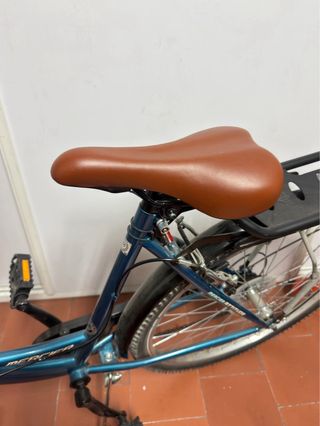 Bicicleta de paseo azul con cesta