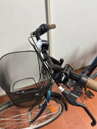 Bicicleta de paseo azul con cesta