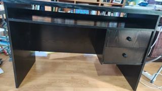 Escritorio de madera negro con cajones