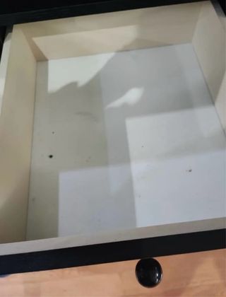 Escritorio de madera negro con cajones