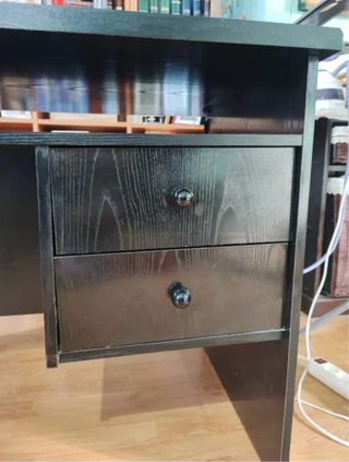 Escritorio de madera negro con cajones