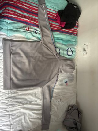 Pantalones SikSilk grises con detalles morados