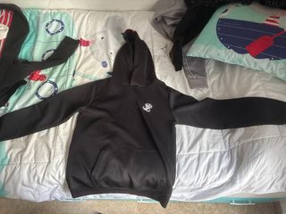 Pantalones SikSilk grises con detalles morados