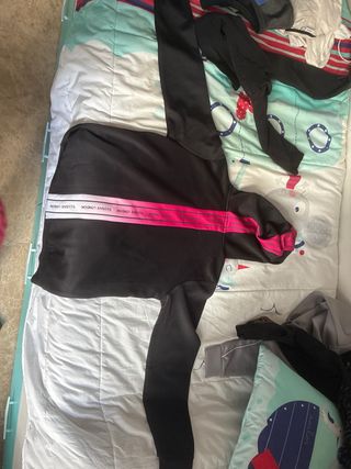 Pantalones SikSilk grises con detalles morados