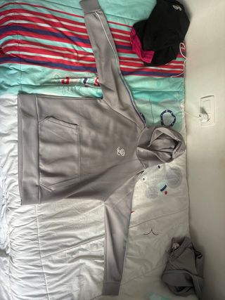 Pantalones SikSilk grises con detalles morados