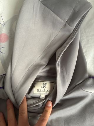 Pantalones SikSilk grises con detalles morados