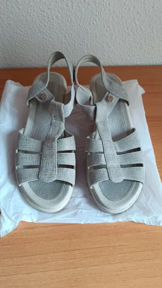 Sandalias mujer beige y plateadas