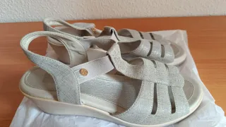 Sandalias mujer beige y plateadas