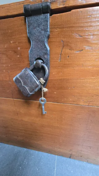 Baúl antiguo de madera con cerradura original.