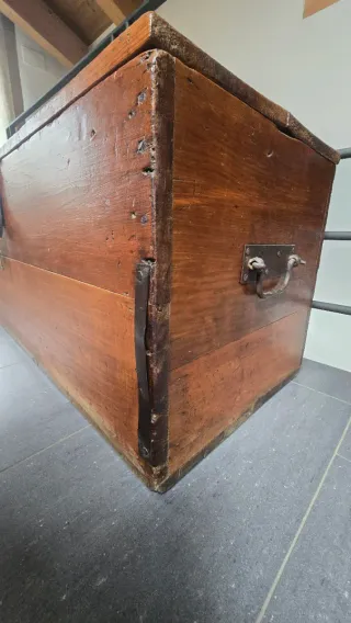 Baúl antiguo de madera con cerradura original.