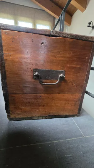 Baúl antiguo de madera con cerradura original.