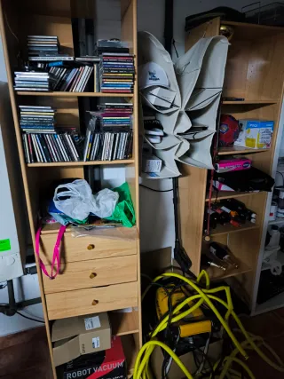 Estantería de madera y plástico