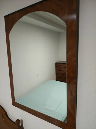 Se regala mesita de noche, cómoda y espejo