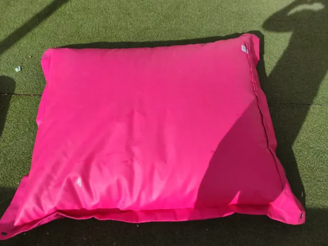 Puff de jardín rosa y rojo