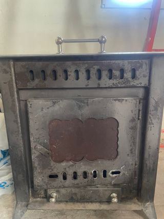 Estufa de leña metálica