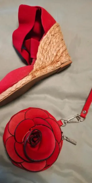 Cuñas elásticas rojas y bolso floral