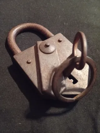 Antico lucchetto pubblicitario