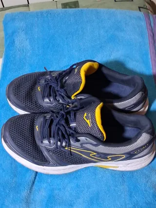 Zapatillas Joma Azul y Amarillo Talla 46.