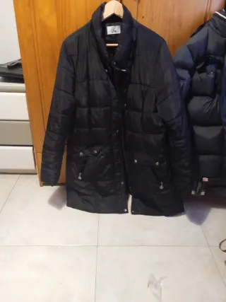 Abrigo negro acolchado